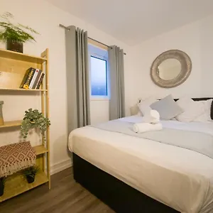  Apartment Plenty Of Parking Available; 3 Bedroom By Promise