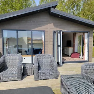 stunning-luxury-2-bed-lodge-in-routh-with-hot-tub.yorkshirehotels.net/